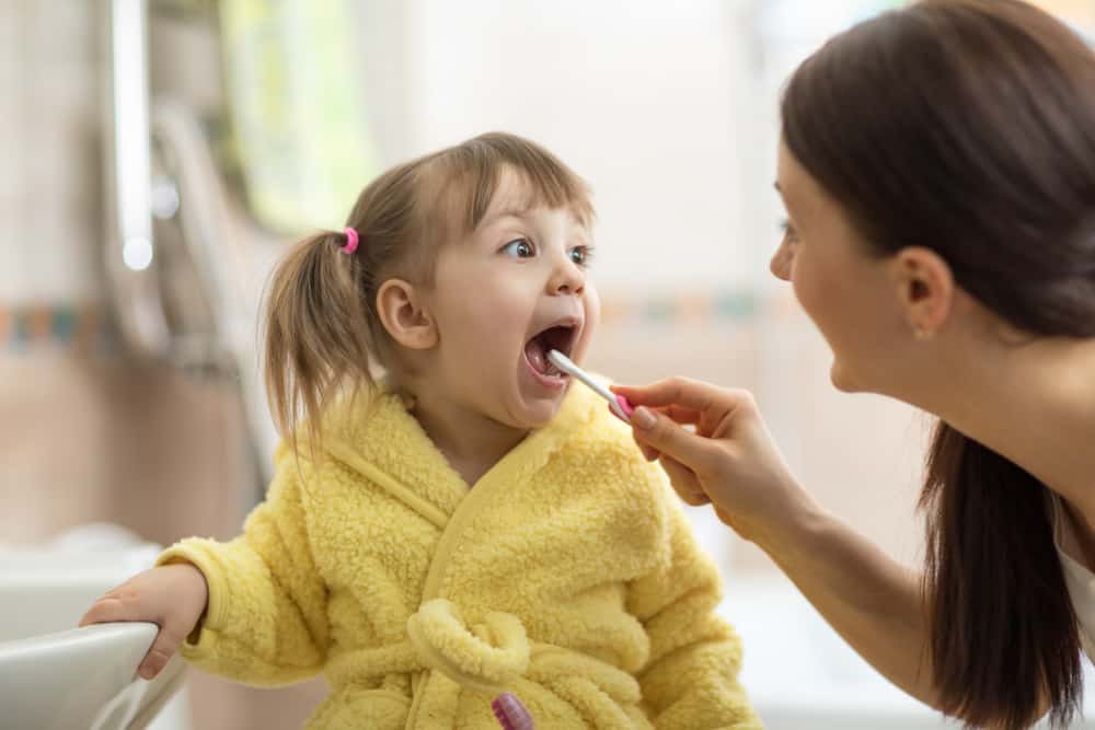 mom,teaches,daughter,how,to,brush,her,teeth,properly